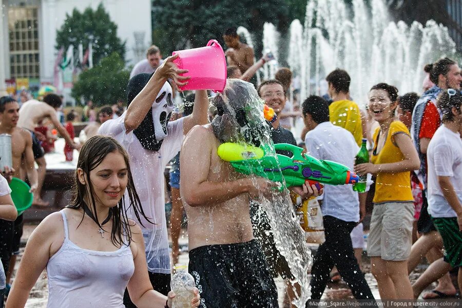 Водная битва ВДНХ. Водная битва ВДНХ 2010. Водная битва ВДНХ девушки. Жара фонтан. Water fights