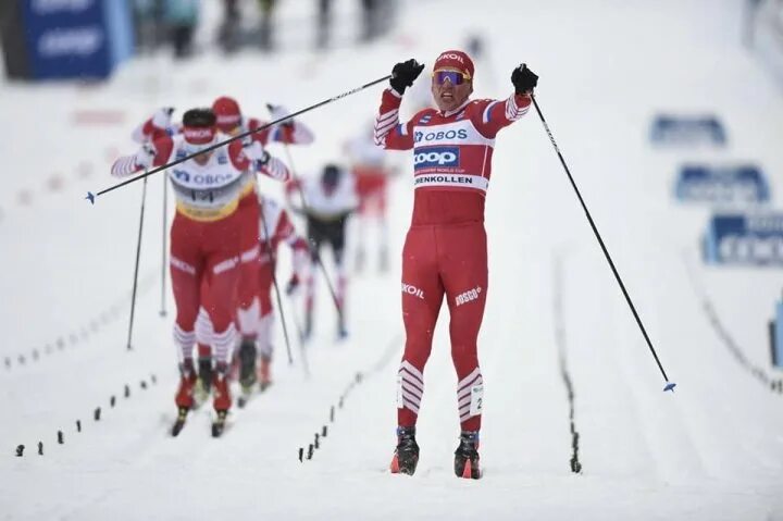 Бег на лыжах 2 км. Большунов Rossignol. Большунов с лыжами Rossignol. Юный Сундбю.