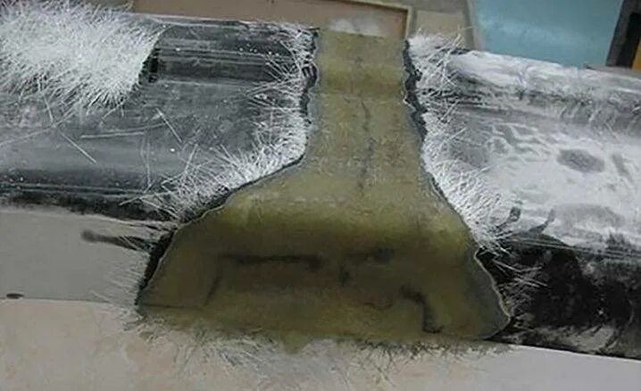 Клей для автомобильных шин ремонта. Нанесение эпоксидной смолы на стеклоткань. Эпоксидная смола и стекловата. Стекловолокно и эпоксидная смола для авто. Шпаклевка для ремонта деревянной мебели.