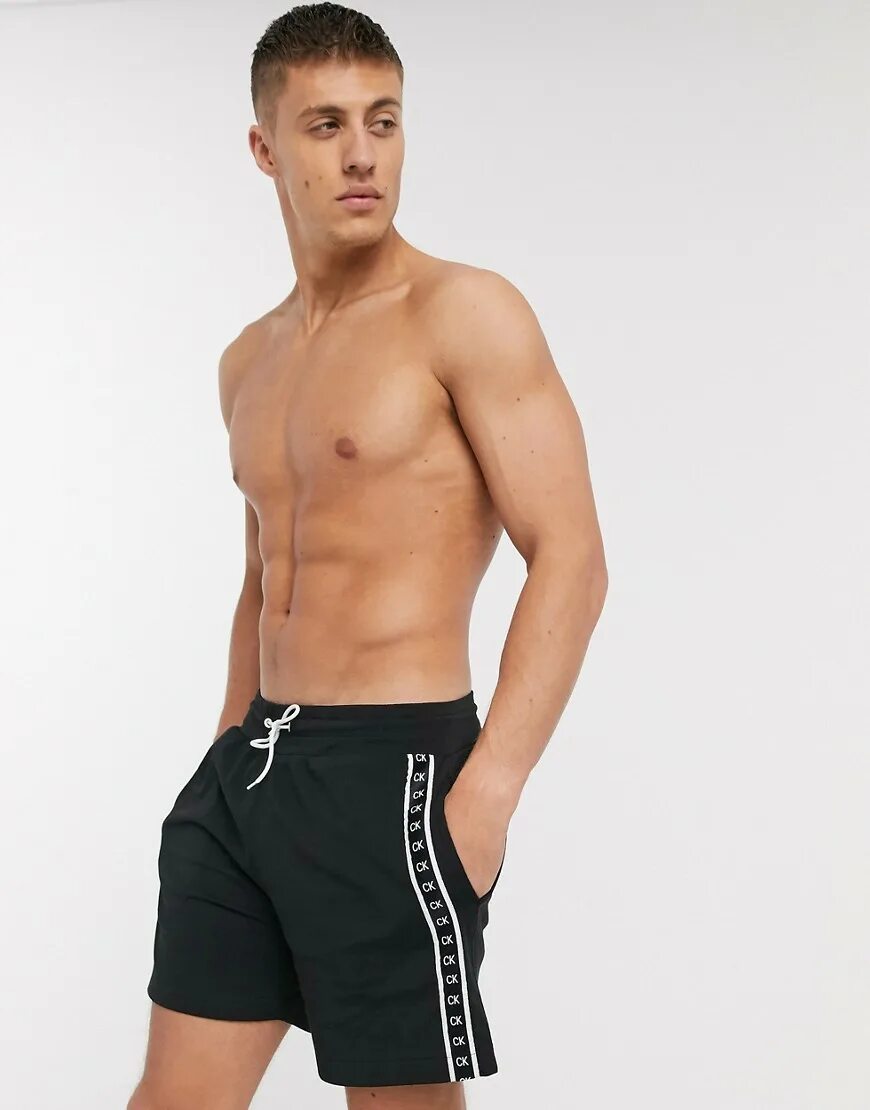 Шорты calvin. Шорты Кельвин Кляйн мужской. Calvin Klein Black shorts. Пляжные шорты мужские Кельвин Кляйн. Шорты белые мужские Кельвин Кляйн.