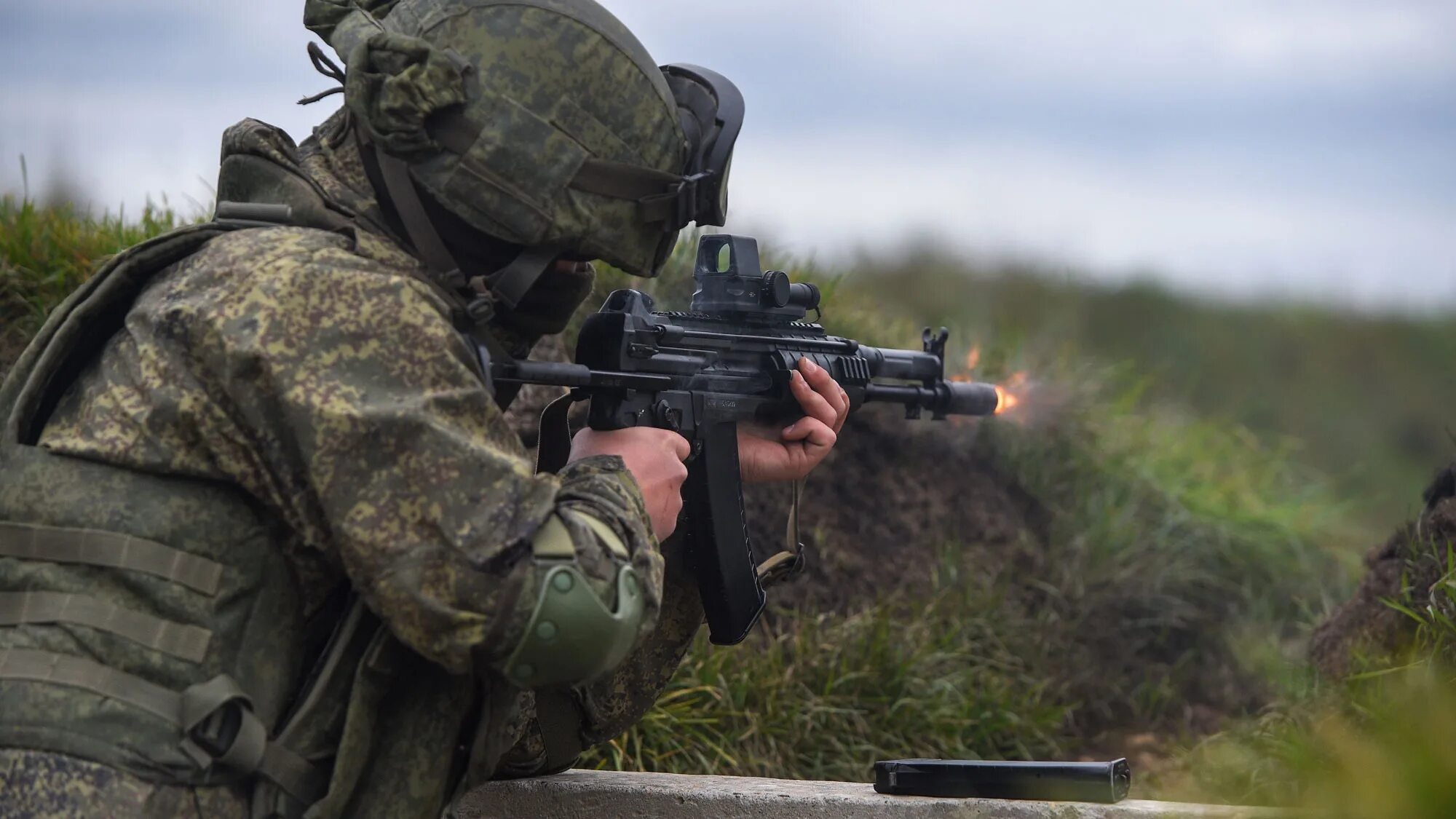 Ак вс рф. Автомат Калашникова АЕК-971. АЕК 971. Солдаты России. Военный с автоматом.