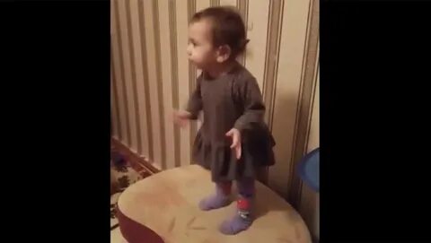 Маленькая девочка ругается