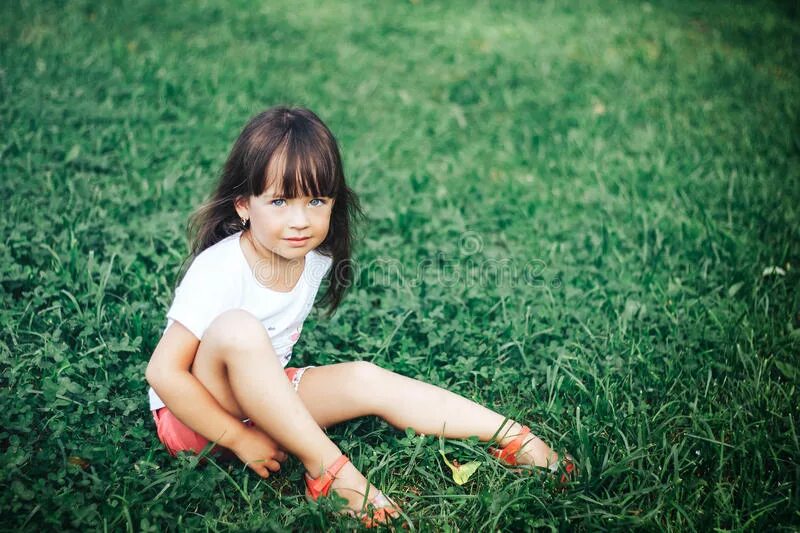 Little brunette. Засунул маленькой девочке на травке. Длинные волосы у маленькой девочки. Маленьких девчонки на камнях. Рассказы про маленьких девочек.