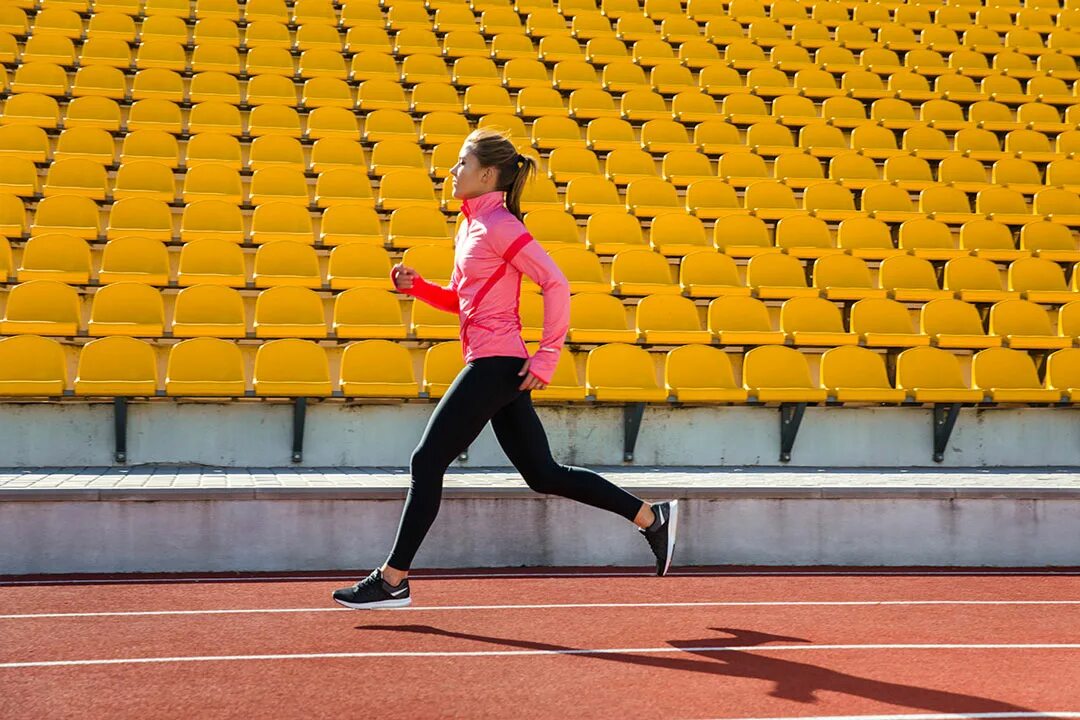 Vegas starstruck running wins. Женщины на стадионе. Бег на стадионе женщина. Женщина на стадионе бегает. Бегущий человек на стадионе.