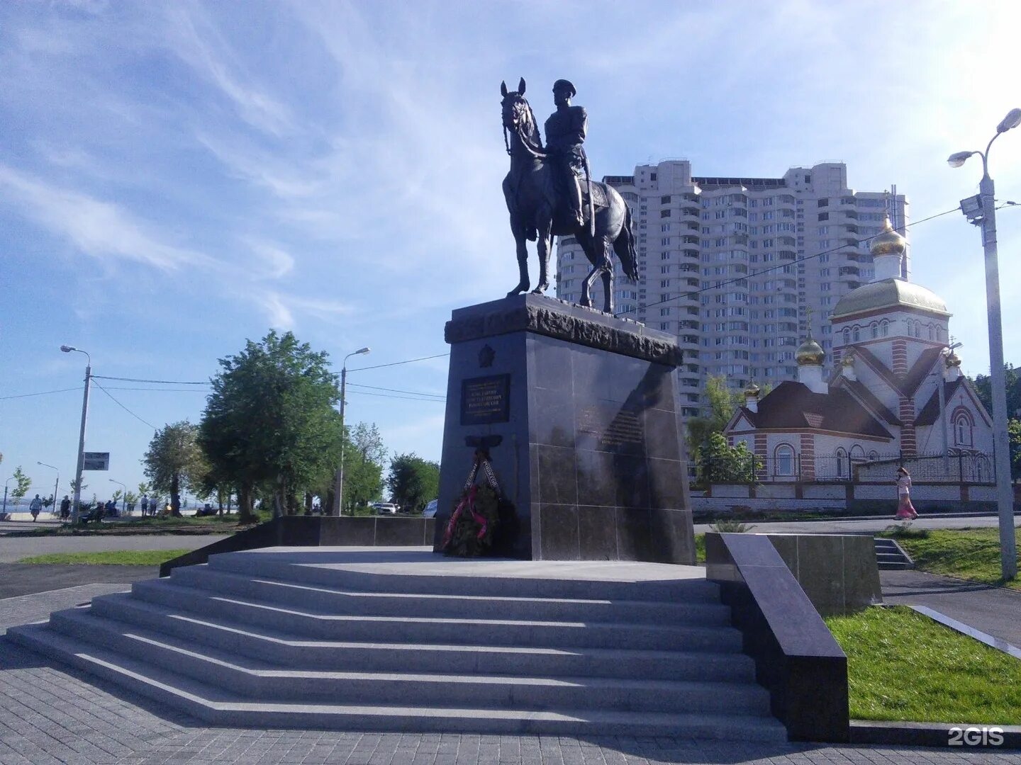 Памятник маршалу Рокоссовскому в Волгограде. Памятник Константину Рокоссовскому. Памятник маршалу Рокоссовскому в Москве на бульваре.