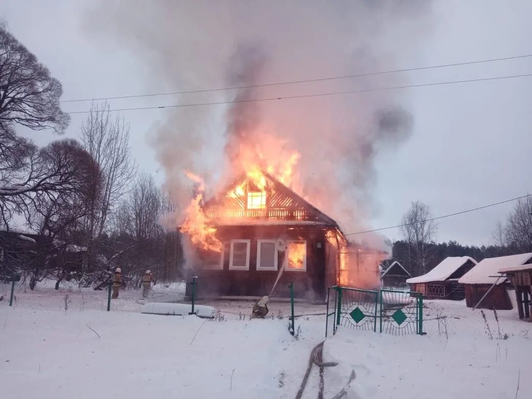 Пожар в новгородской области. Горящий дом. Пожар в деревне. Сгоревший деревянный дом. Пожар в деревянном доме.