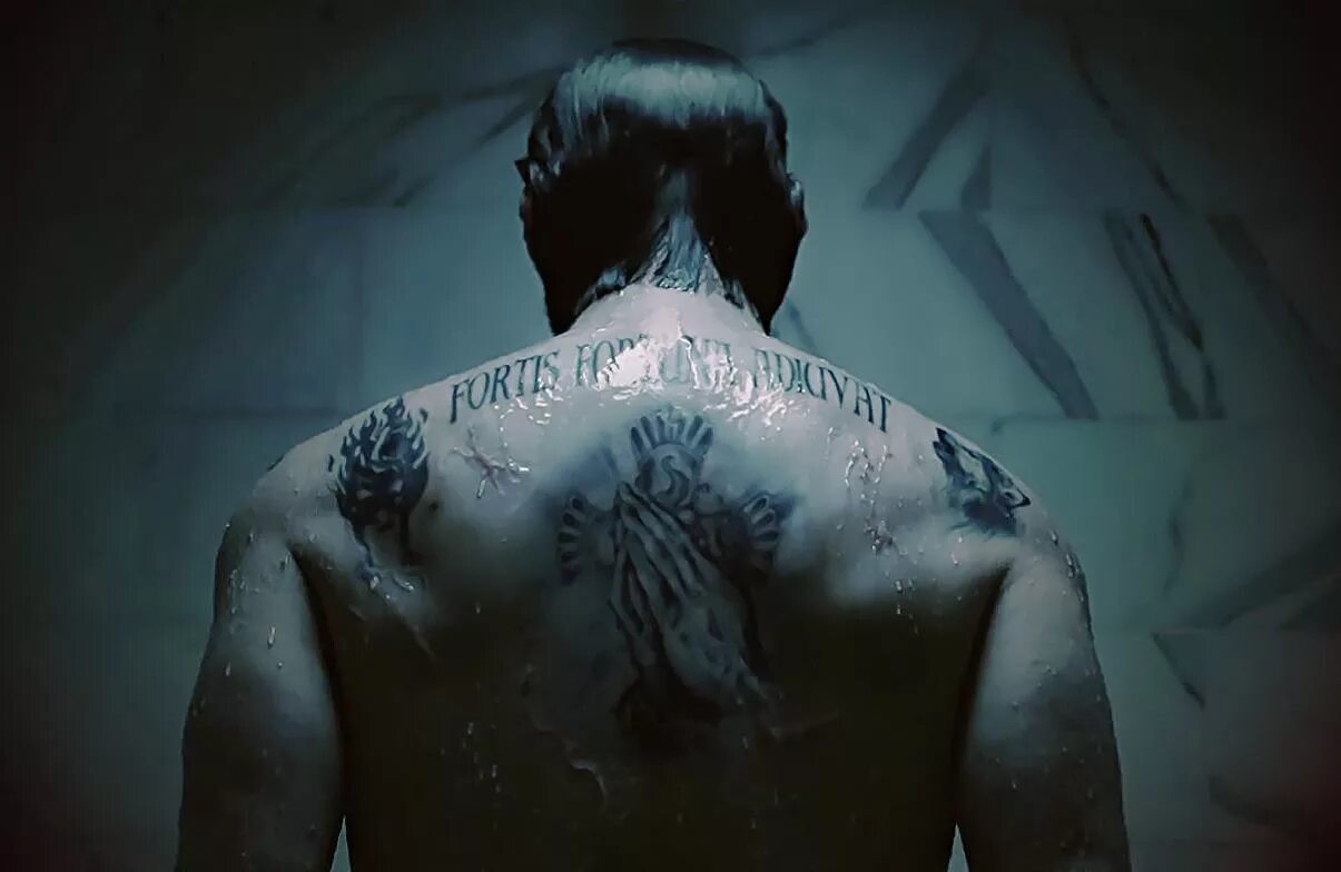 Татуировка fortis fortuna adiuvat. Татуировка fortis fortuna adiuvat. Джон уик татуировки. Fortes fortuna adiuvat эскиз. Фортис фортуна адивуат.