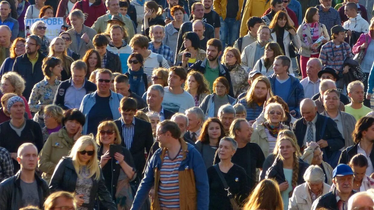 2000 года жители. Человек толпы. Много людей. Большое скопление людей.