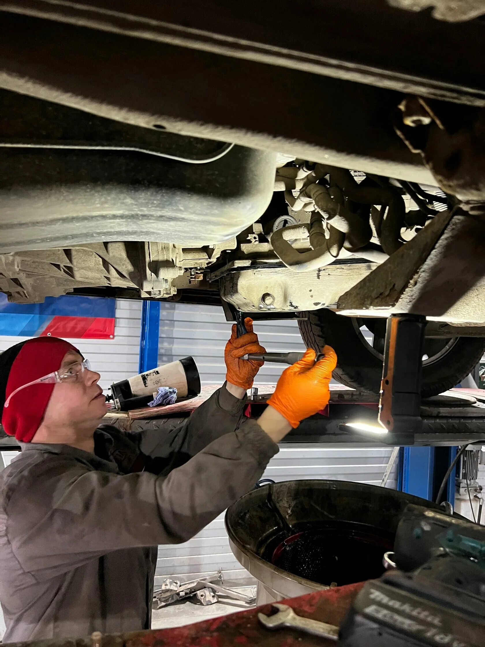 Mitsubishi pajero sport 2 трубки подогрева масла в коробке. Масло акпп митсубиси паджеро 2013. 4. Замена масла в мкп рено логан1. Сайлентблок раздатки паджеро 2.