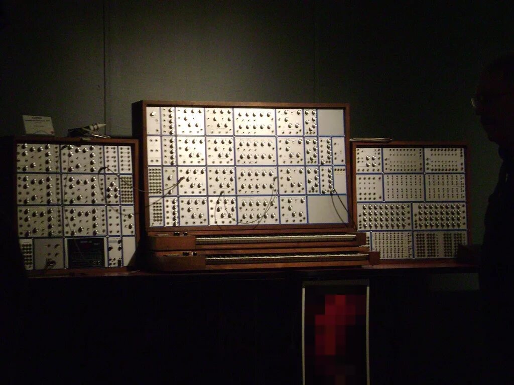 Modular system. E-mu modular systems. ханс циммер и и его синтезатор moog, 1970-е.. синтезатор arp крупный план фотографии ретро.
