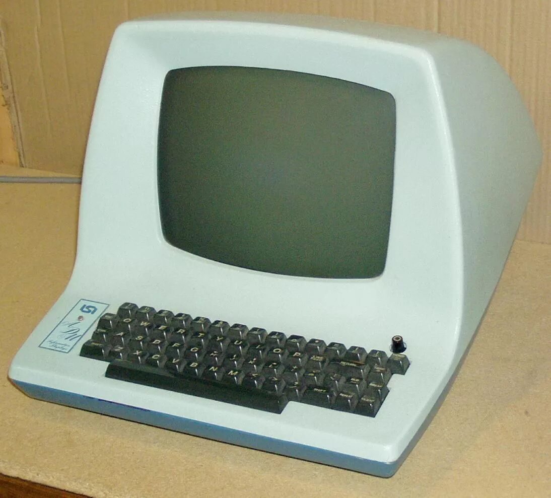 Old computer. Первый компьютер. Самый старый монитор. Самый первый компьютер. Самый первый монитор.