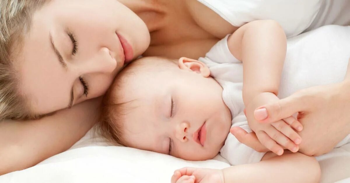 Будить ли новорожденного днем. Ночные кормления грудью. Новорожденный не спит. Надо ли будить новорожденного для кормления ночью. Спящий малыш.