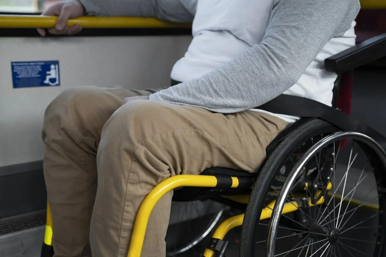 Инвалиды 1 группы казахстана. Общественный транспорт для инвалидов. Инвалид 1 группы. Люди инвалиды. Молодые инвалиды.