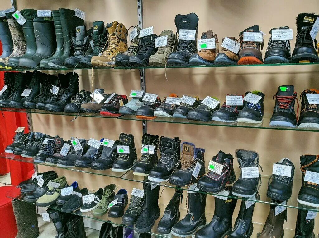 Shop in the store обувь. рабочий обувной магазин. мужская обувь на витрине. магазин зимней обуви. магазин спецодежды восток-запад.