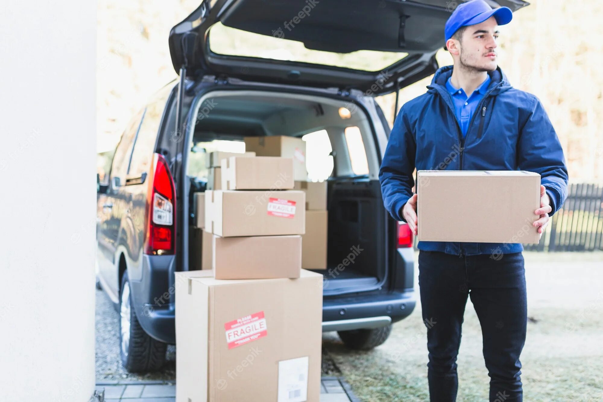 Deliver every. Перевозка коробок. курьер с коробкой. коробки для перевозки. deliver грузоперевозки.
