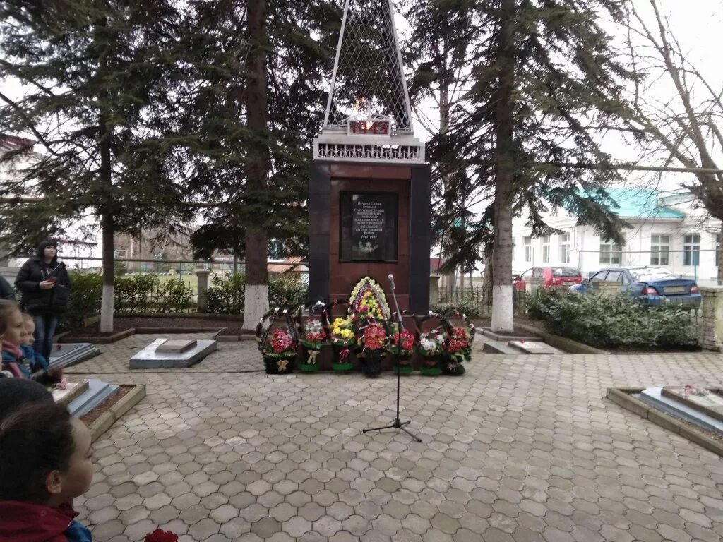 Хадыженск вечный огонь. Город Хадыженск вечный огонь. Мемориал вечный огонь Апшеронск. Памятники в Хадыженске.