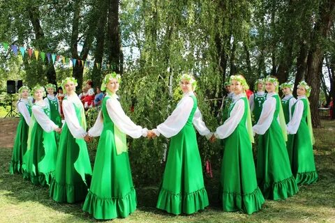 Хоровод в народных костюмах