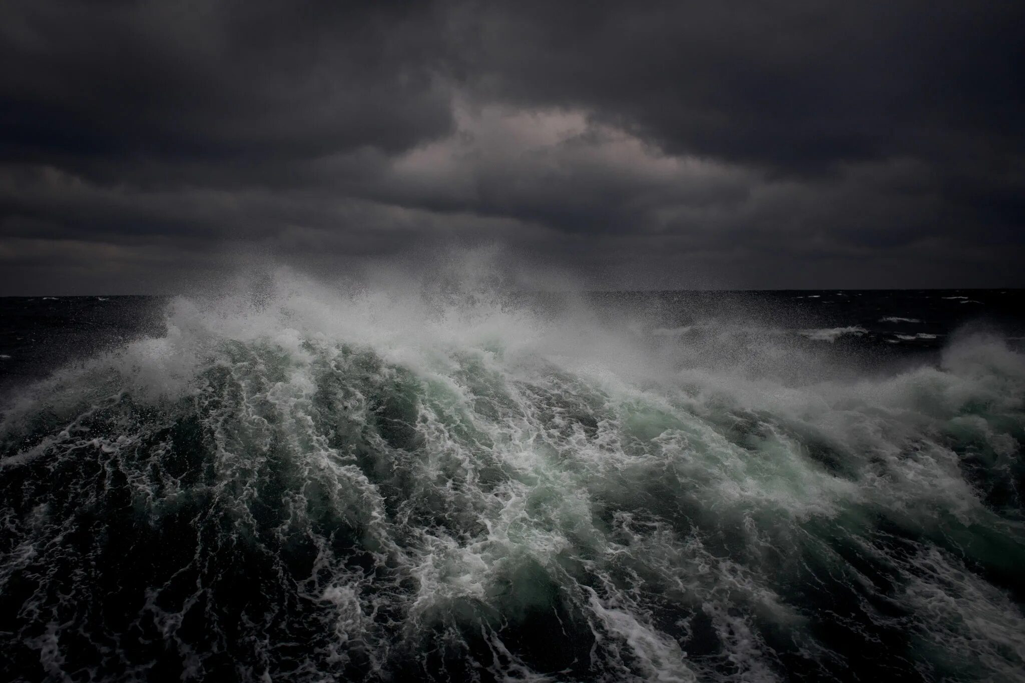 Тихий океан осадки. «Шторм на черном море». Ацвазовский. Ледовитый океан шторм. Атлантический океан шторм. Берингово море шторм.