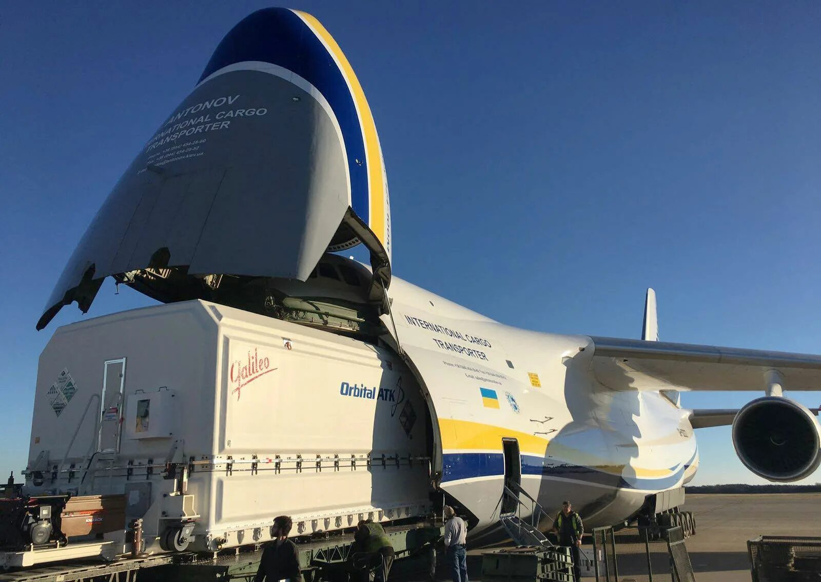 Air freight forwarding. Ан 124 грузовой отсек. Транспортный самолет перевозит. Грузовой самолет ан 225 мрия. Воздушный транспорт грузовой.