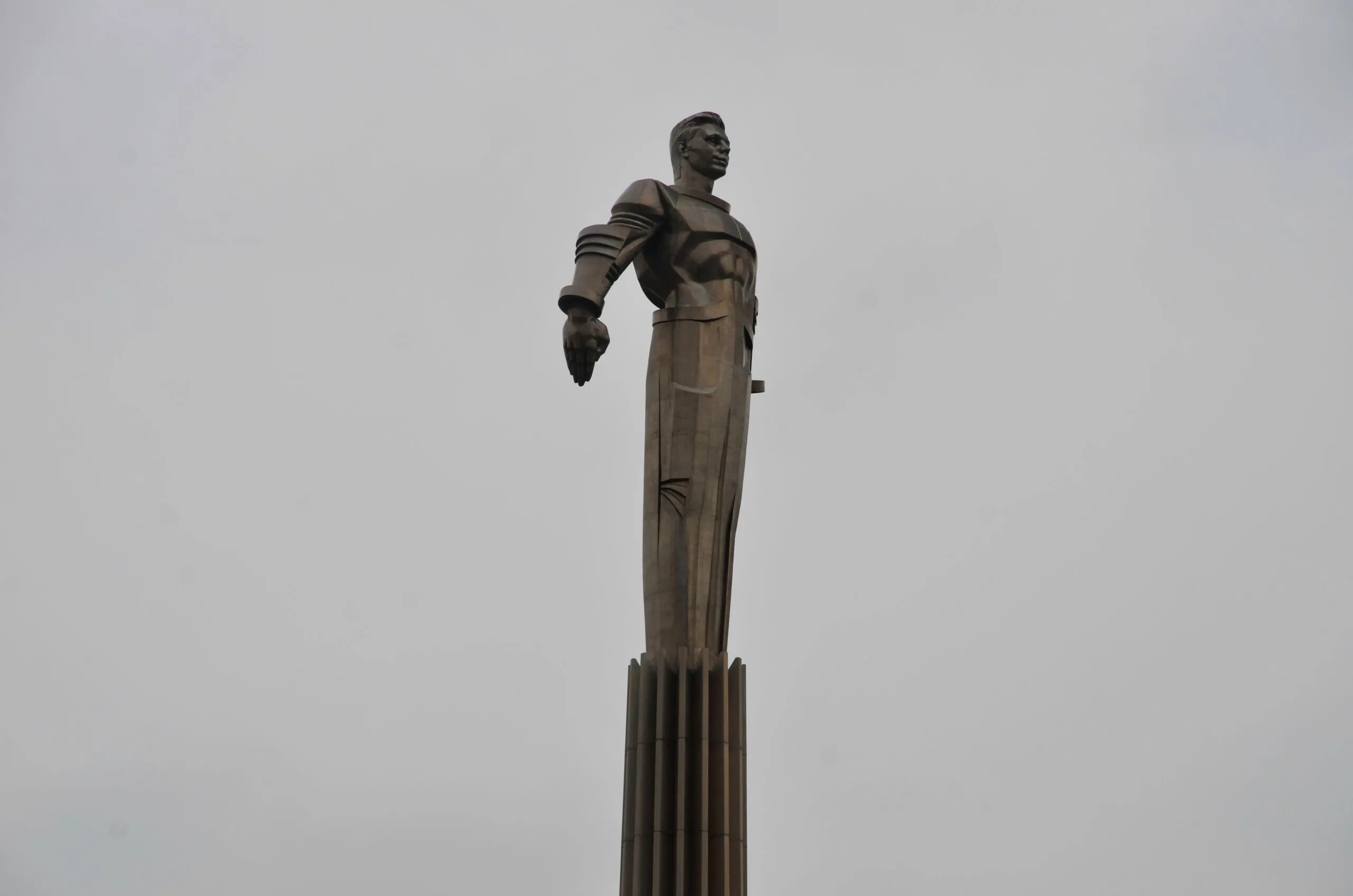 Автор памятника гагарина. Памятник бюст юрию алексеевичу гагарину. Памятник юрию гагарину в москве. Памятник гагарина в москве на ленинском проспекте. Автор памятника гагарина.