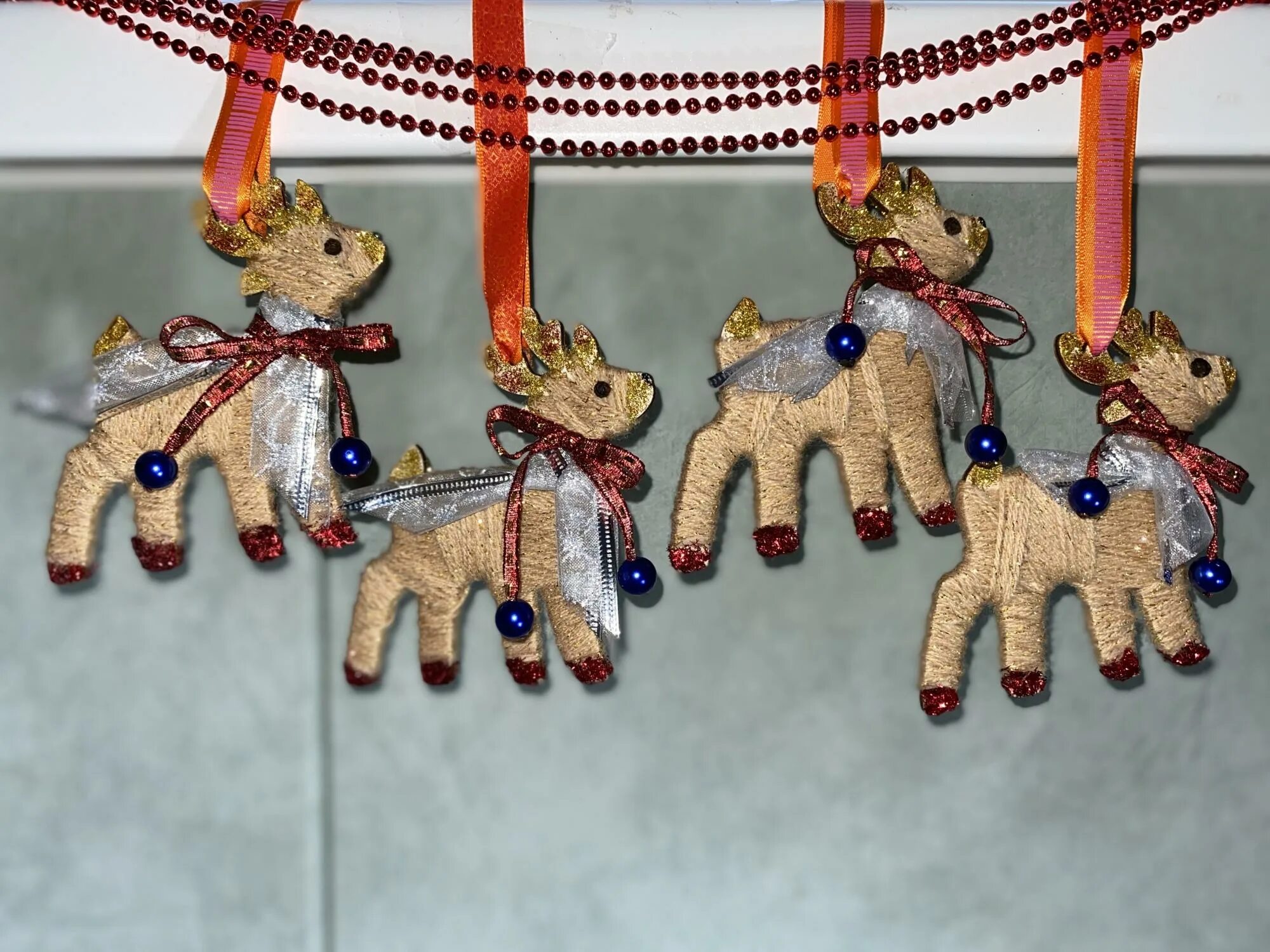 северный олень своими руками. олень из проволоки и ниток. поделка олень. поделка олень. новогодняя игрушка с оленем.