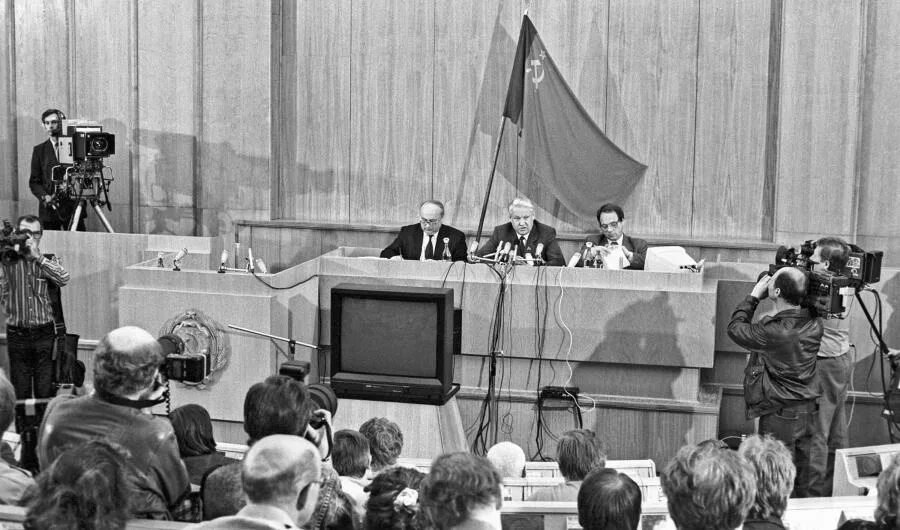 12 июня 1990 г. 12 Июня 1990 года первый съезд народных депутатов РСФСР. 12 Июня 1990 декларация о суверенитете России. 24 Августа 1991 года Горбачев. Съезд народных депутатов РСФСР 1991.