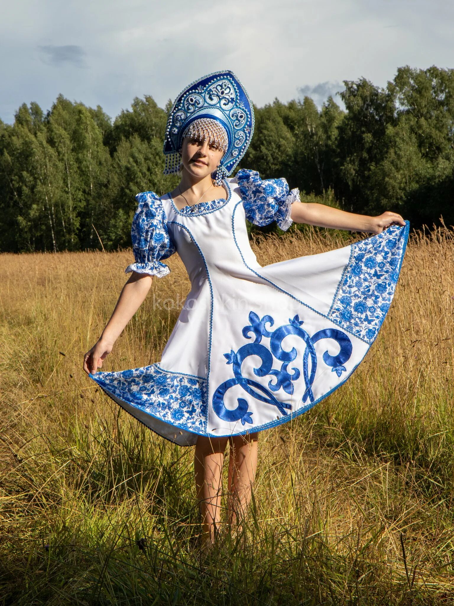 Одежда под гжель. Фотосессия в русском стиле. Платье в русском народном стиле. Костюм в стиле гжель. Коллекция гжель юдашкина.