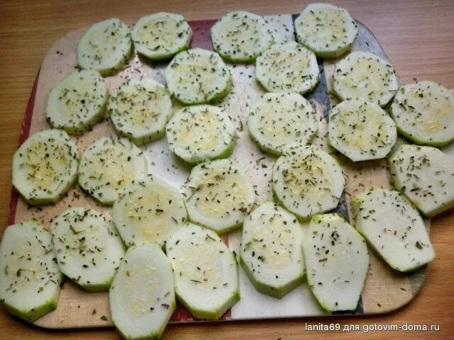Как вкусно запечь кабачки в духовке рецепты. Как вкусно запечь кабачки в духовке рецепты. Кабачки запеченные в духовке. Фаршированные кабачки кольцами. Кольца кабачков с курицей в духовке.