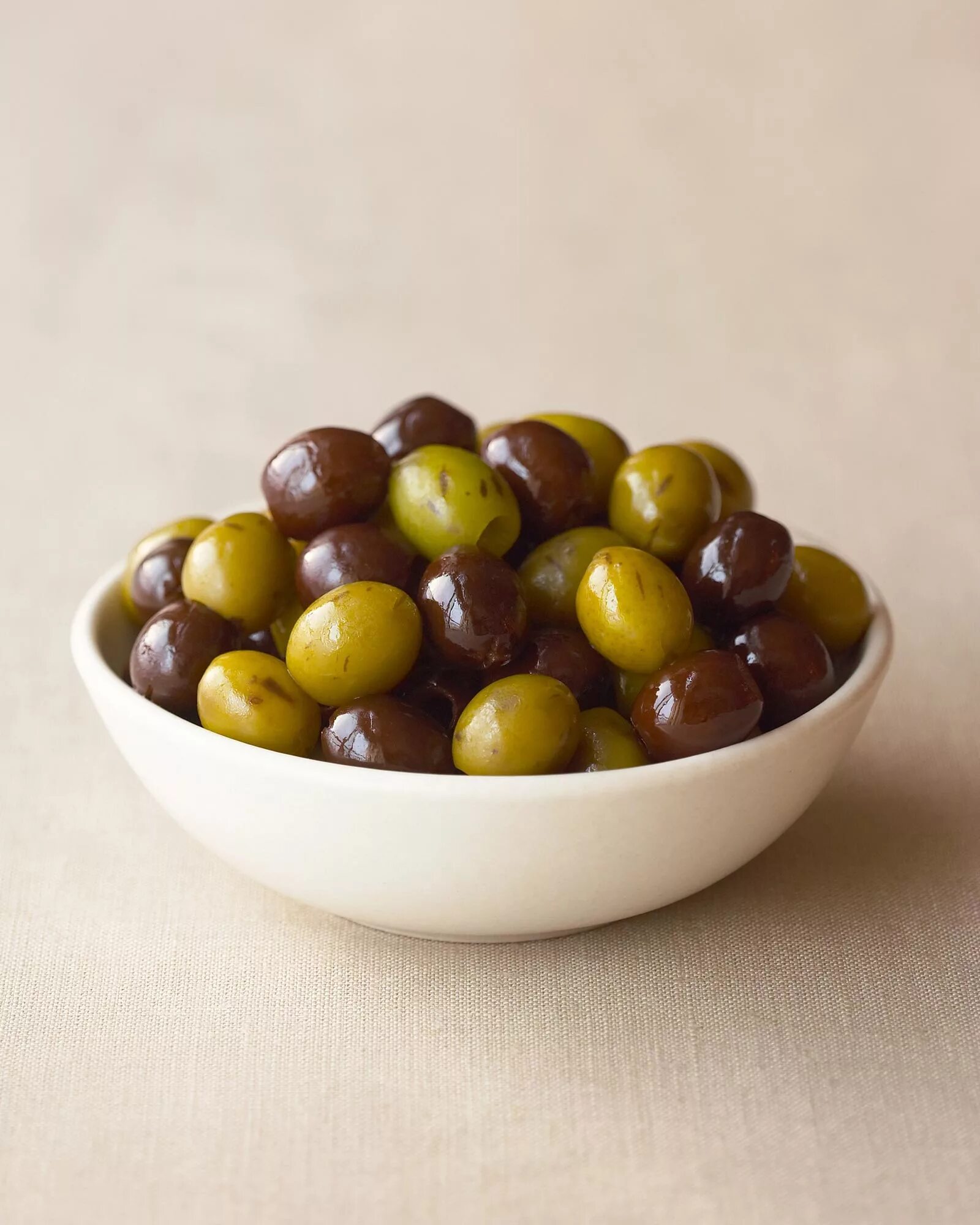 Польза косточек маслин. Оливки. Оливки и маслины. Коричневые оливки. Спелые оливки.