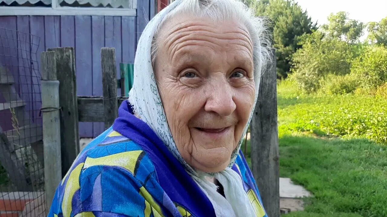 Маша и ее бабушка. Колоритная бабушка. баба маша. бабушка машет. бабушка огородница.
