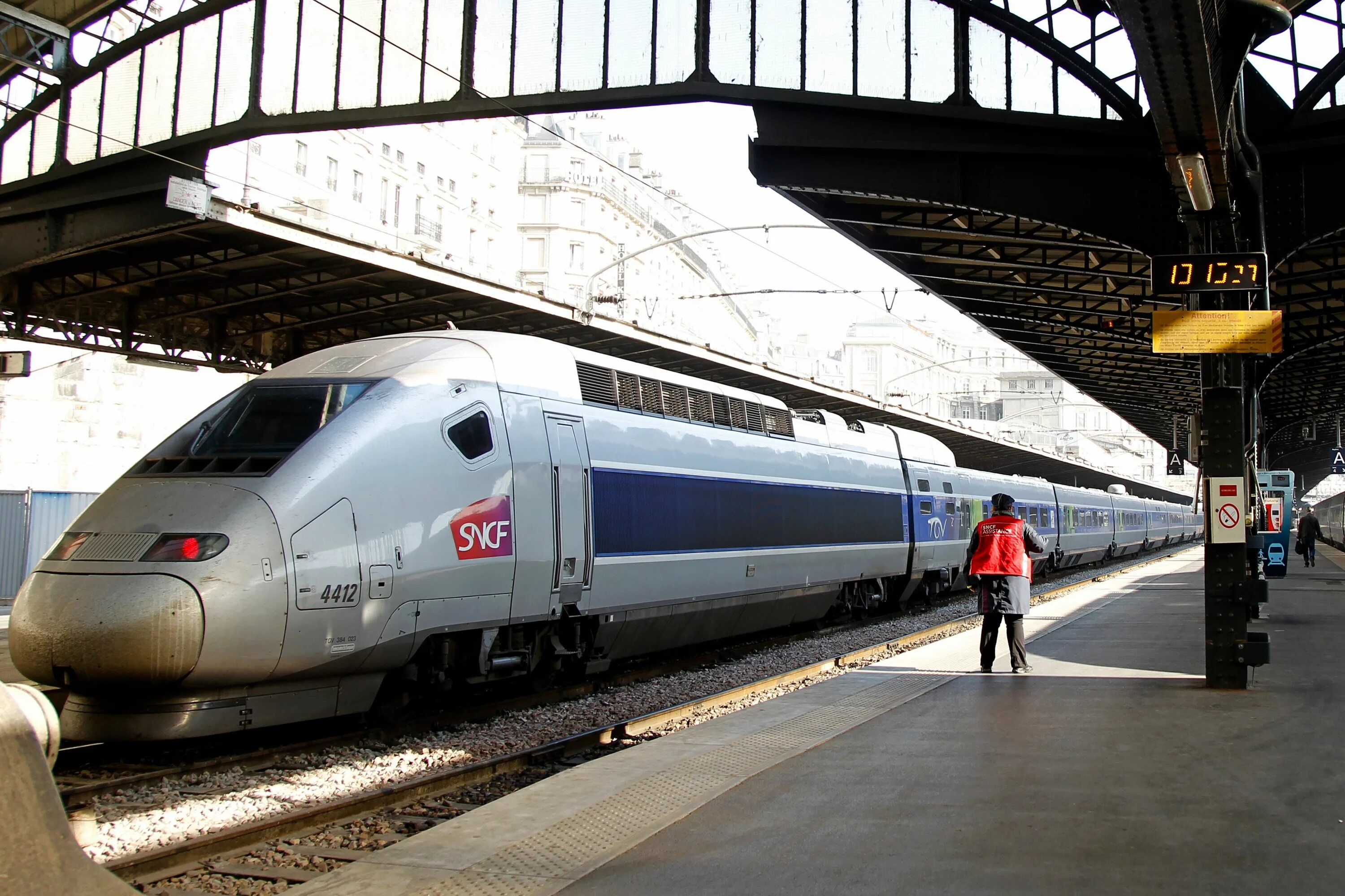 Железная дорога париж вена. Скоростной поезд TGV Франция. SNCF поезд Париж Берлин. ЖД транспорт Франции. Поезд на Париж.