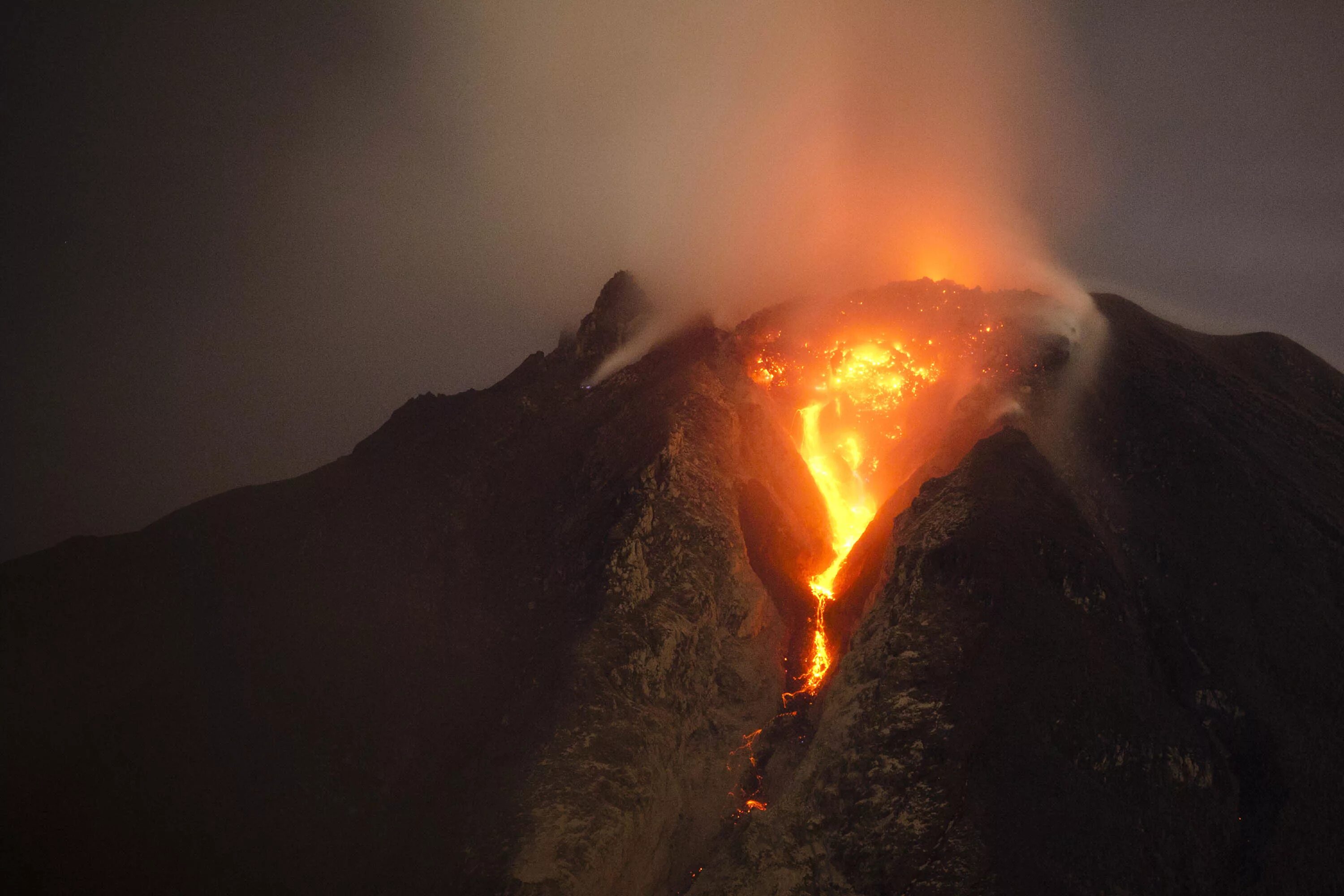 Самое мощное теплое. Вулкан Тамбора извержение 1815. Вулкан Тамбора Индонезия. Тамбора Индонезия извержение вулкана. Извержение вулкана Тамбора в Индонезии в 1815 году.
