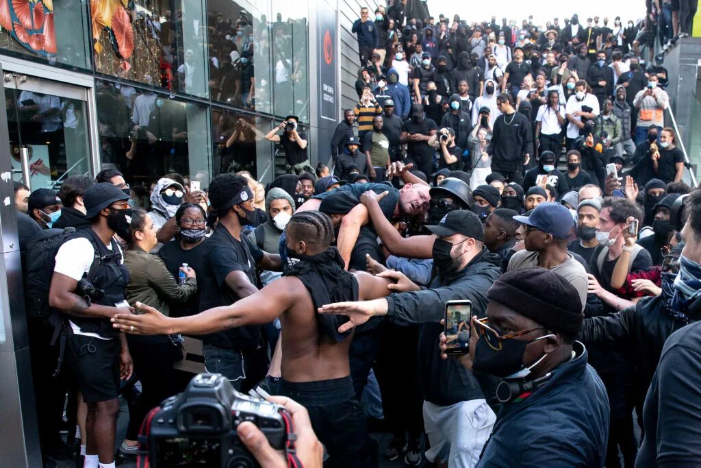 Near crowd. Black Lives matter расисты. Агрессивная толпа.