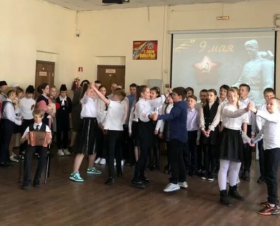 Ведущий на линейку последний звонок. Школа звучи. Школа звучи. Фото с последнего звонка 2023. Комсомольская песня в школе.