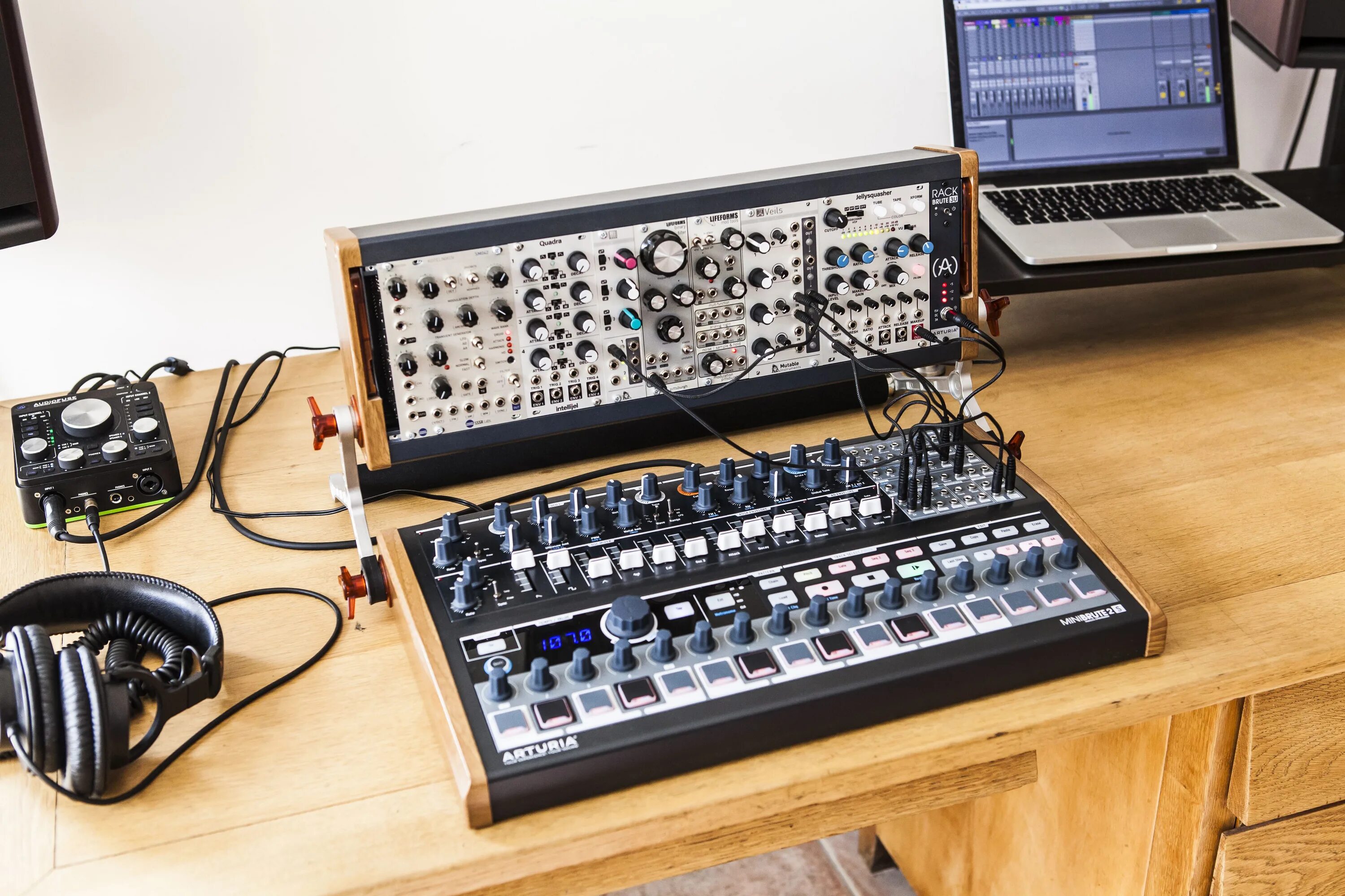 Arturia minifuse recording. Arturia minibrute 2. minibrute 2s. arturia minifuse 2. arturia eurorack.