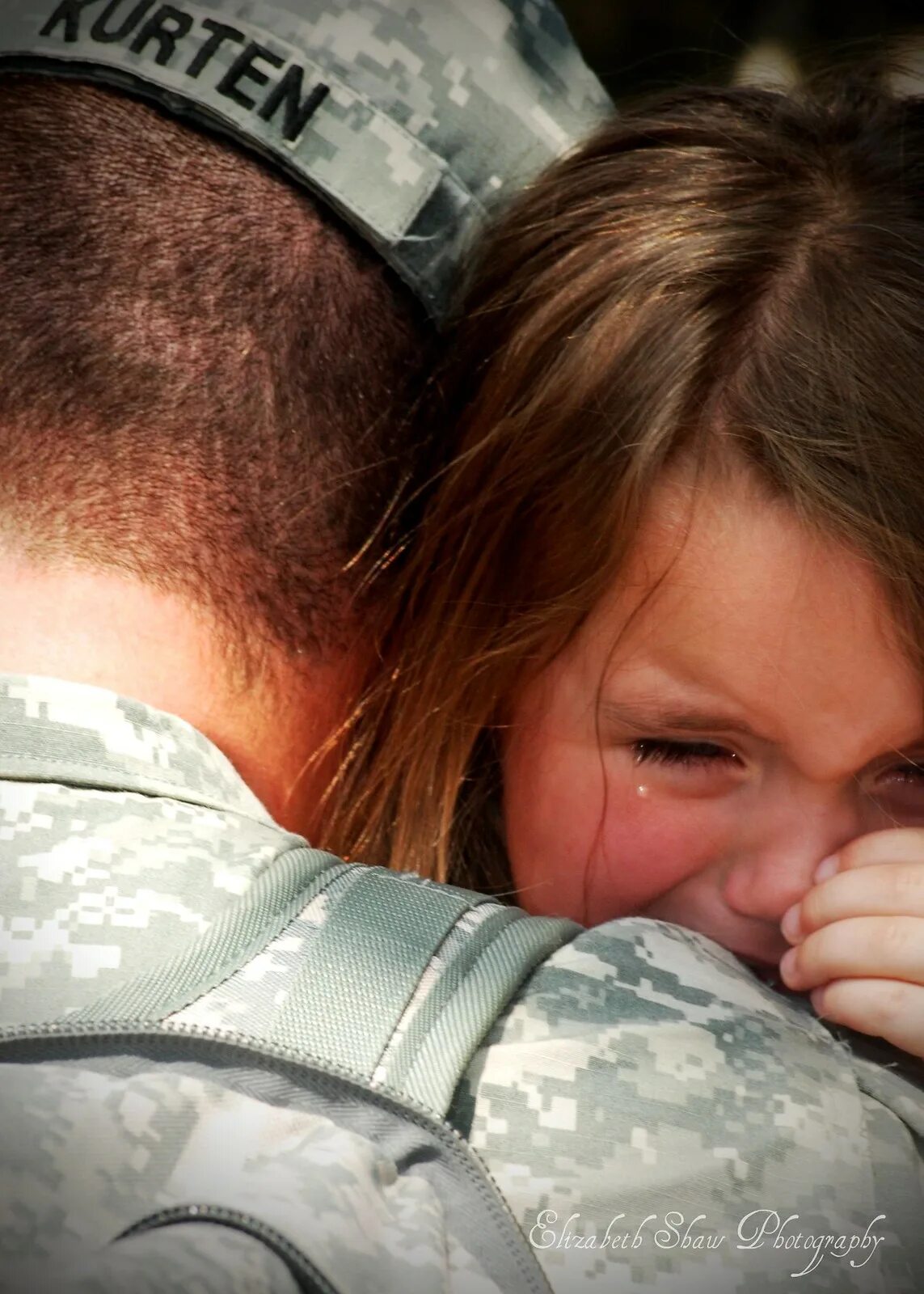 Грустная про отца. Девушка солдат. Девочка обнимает папу. Папа обнимает дочь. Солдат обнимает ребенка.