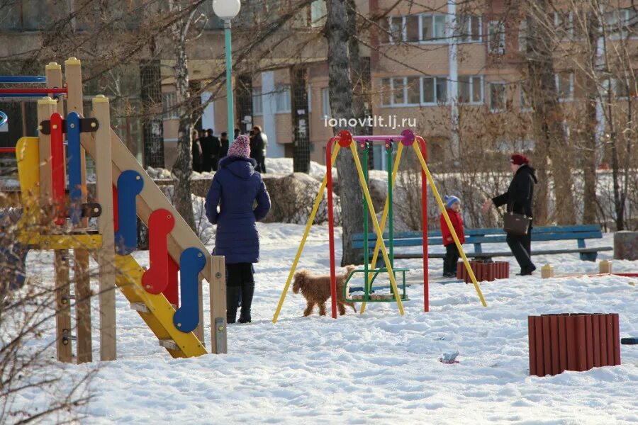 Гулять ли на детской площадке. Собачья площадка зимой. Детская площадка зимой. Гуляет с собакой на детской площадке. Собаки на детских площадках.