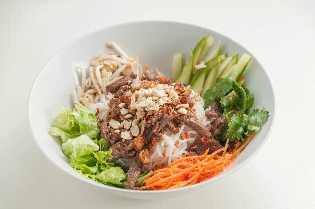 Cyclo вьетнамская кухня. Бун Чон. Бун Чон с говядиной. Салат Бун Чон. Бун Чон том салат.