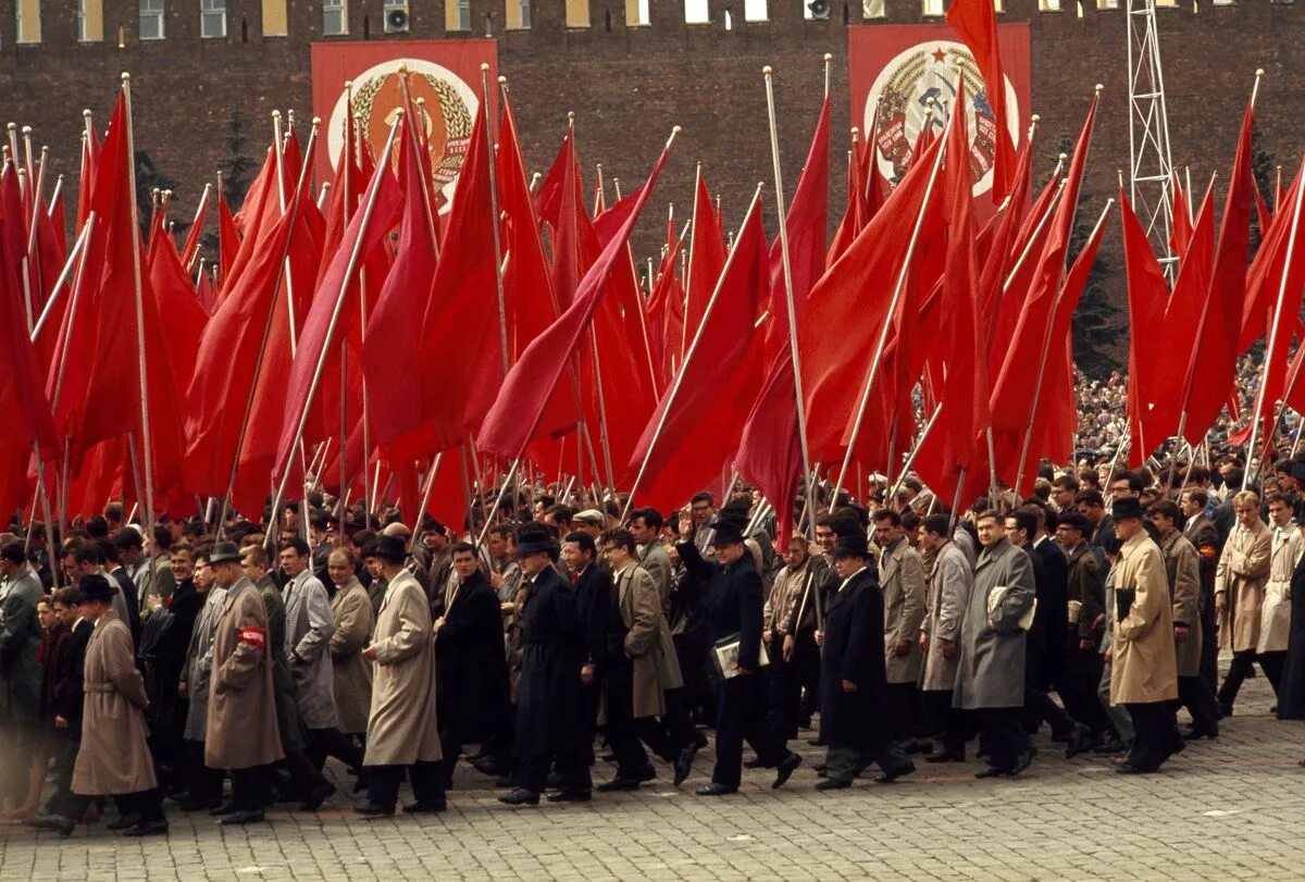 Russian union union. Первомай парад СССР. Красное Знамя СССР. Советская демонстрация. Советский Союз парад.