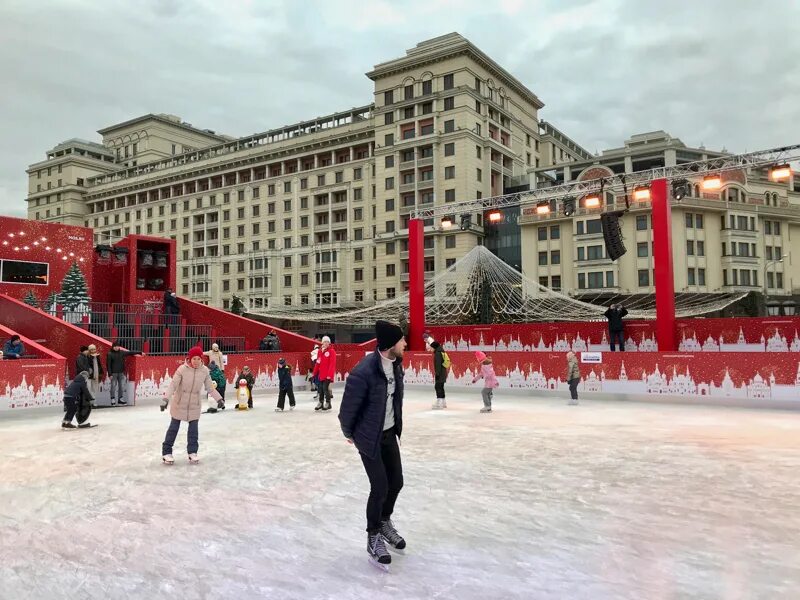 Искра парк москва. Искра ленинградский проспект. Московский довольно. Каток площадь революции московские сезоны. Московский довольно.