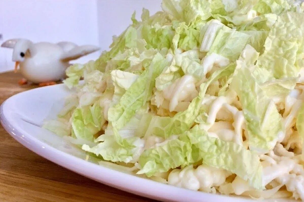 Капусты куриные. Салат лебяжий пух. салат лебединый пух с пекинской капустой. салат из пекинской капусты с курицей и яйцом. салат лебяжий пух с пекинской капустой.
