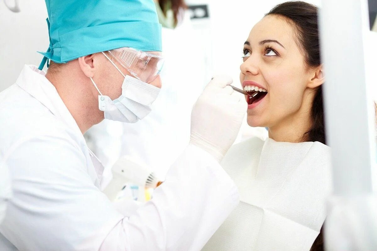 Три стоматолога. Стоматолог фото. Зубной врач с пациентом. Улыбающиеся люди стоматология.