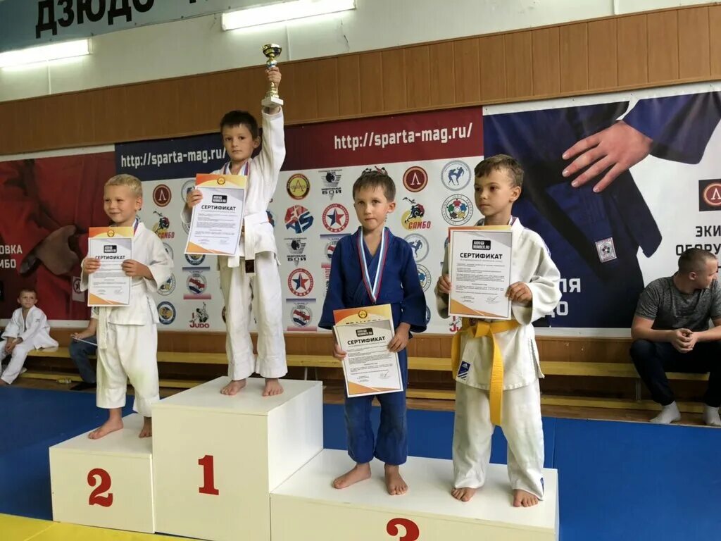 Мастер спорта клуб. Клуб мастеров. Значок мс. Мастер спорта клуб. Мастер спорта клуб.