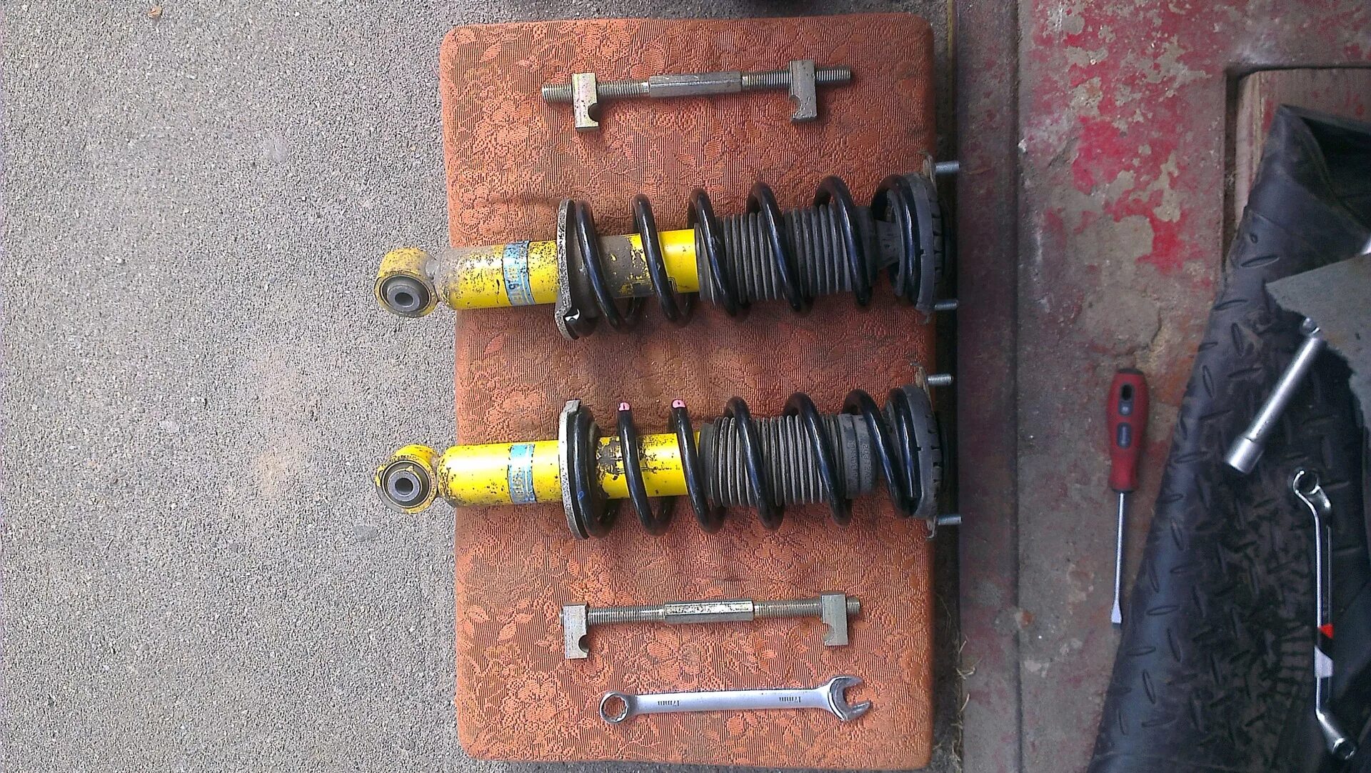 Амортизаторы subaru outback. 20365ag240. Амортизатор bilstein задний subaru. Амортизатор задний субару аутбек 1999. 20365-ag020.