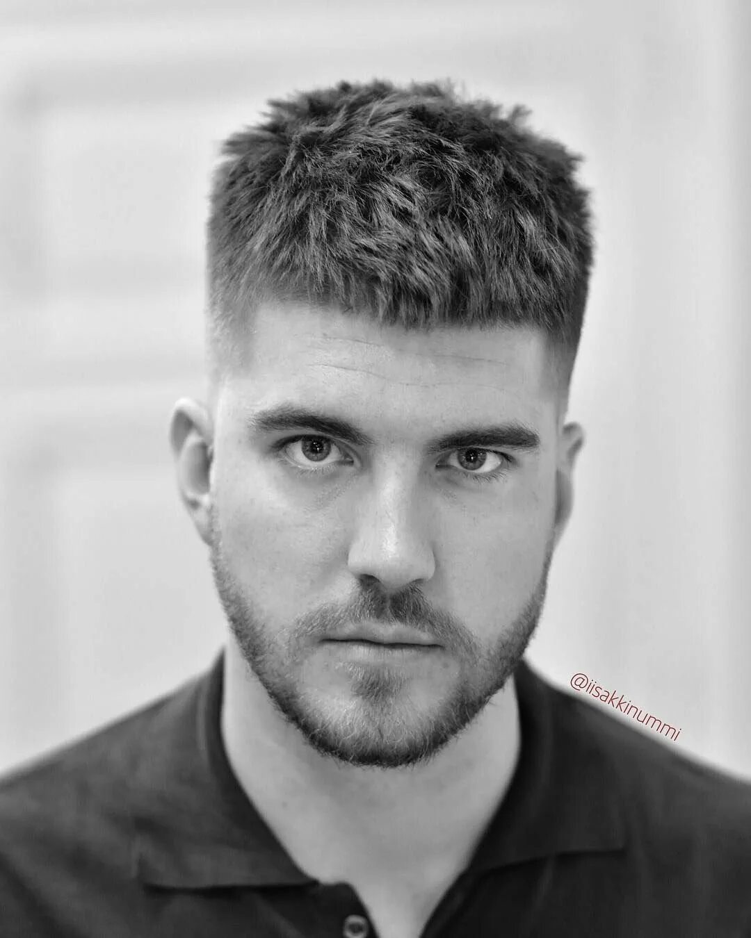 Цезарь фейд. Стрижка кроп деметриус. Кроп стрижка цезарь. Молодежные прически. Полубокс кропп.