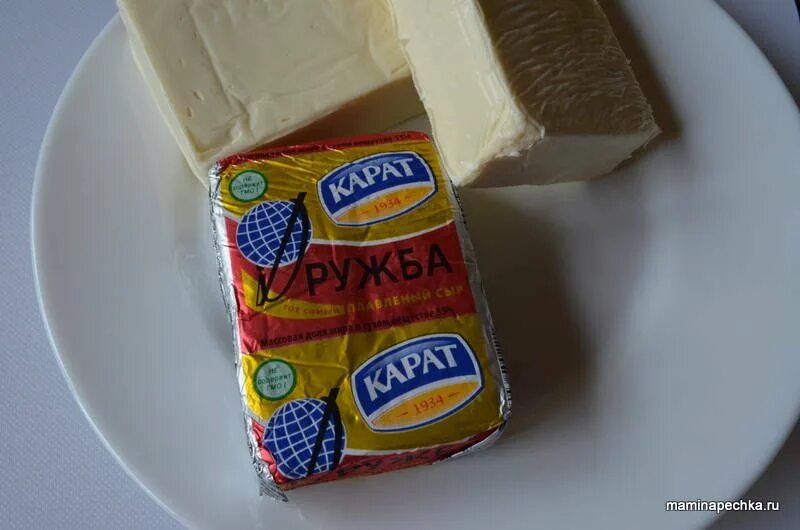 Карат плавленные сыры. Плавленый сыр. Плавленый сыр с ветчиной. Плавленные сыры. Сырок плавленый сыробогатов.