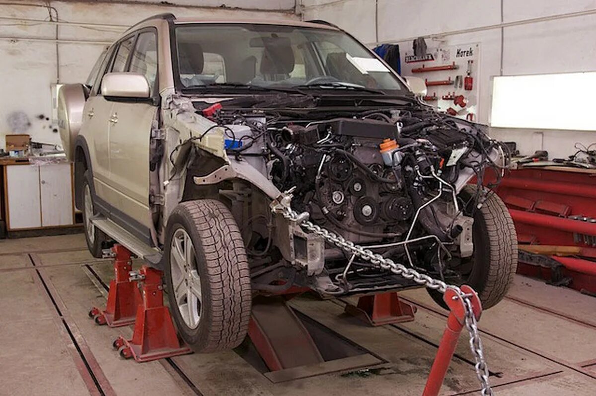 Вытягивание на стапеле. Стапель авто. вытяжка кузова автомобиля. стапель для кузовного. машина на стапеле.