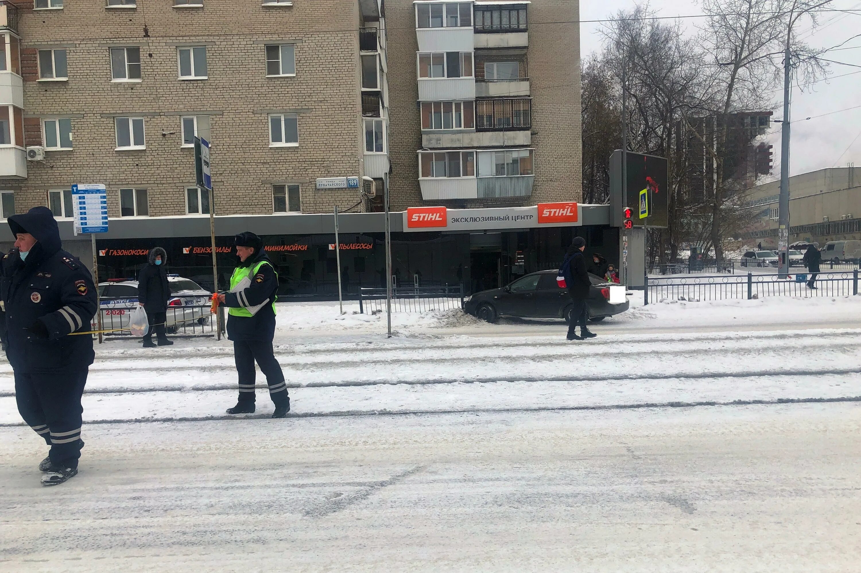 Дтп куйбышева. ДТП В Екатеринбурге на Луначарского Куйбышева. В Екатеринбурге сбили девочку. Авария на Луначарского Куйбышева. Трагическое ДТП С пешеходом на улице Луначарского.