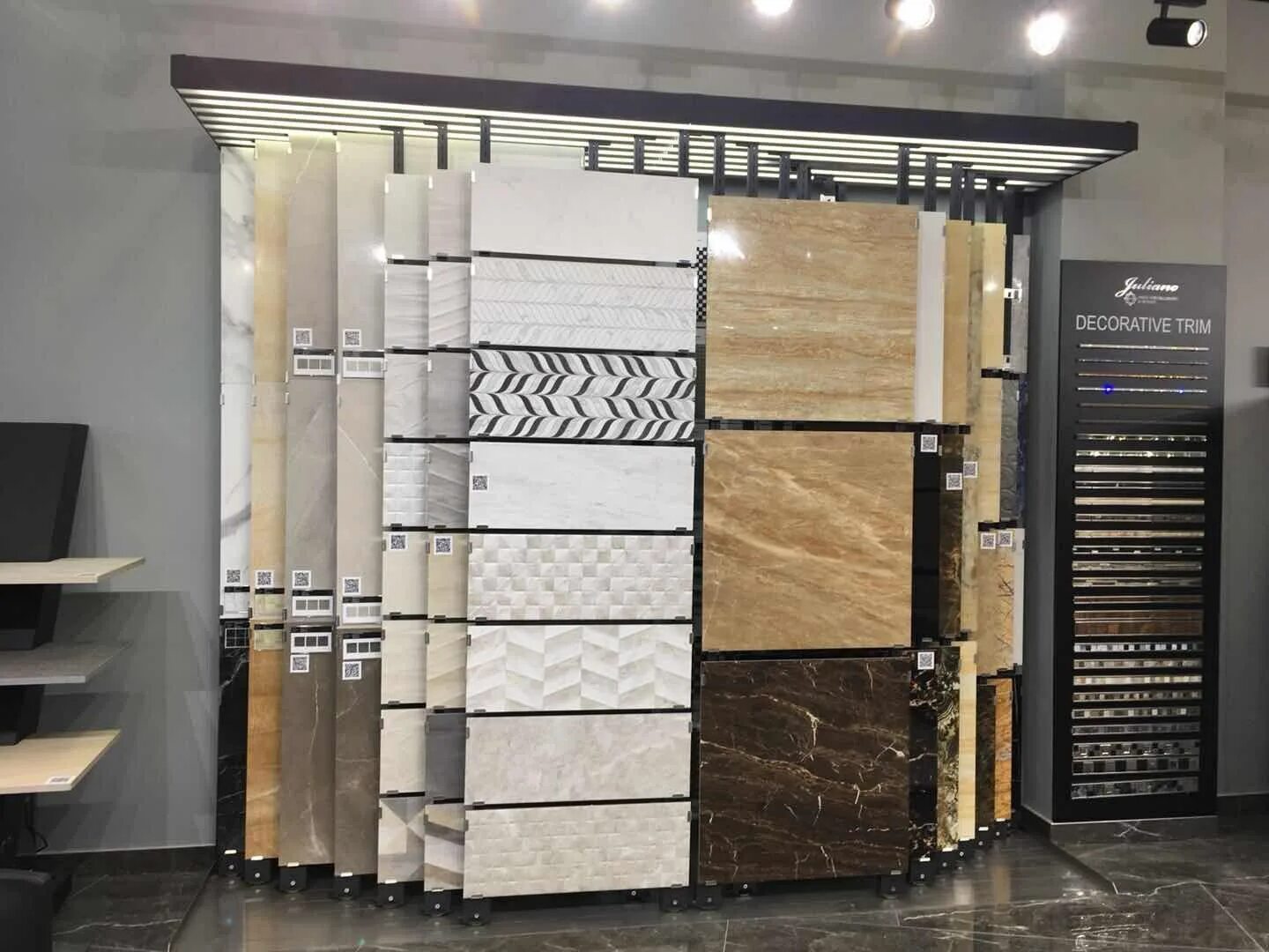 Керамогранит магазин плитки. Керамогранит витрина. магазин керамогранита. магазин плитки керамогранит. оборудование для керамогранита в магазин.
