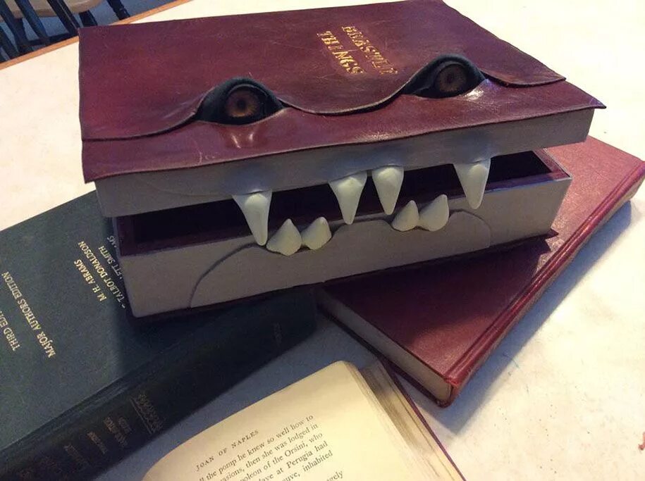 Книгу как она выглядит. Креативные коробки из кожи. Книга с зубами. Книжка про зубы. Коробка в виде книжки.